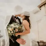 Un baiser tendre sous le voile, un mariage qui défie le temps. L'expression "mariage plus vieux" prend tout son sens.