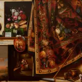 Un célèbre tableau trompe l'oeil présente un atelier d'artiste avec des fruits, des fleurs, une palette, des toiles et un tapis orné.