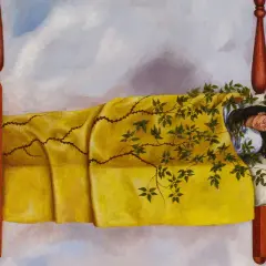Frida Kahlo, dans cette peinture connue, dort dans un lit, enveloppée d'une couverture jaune ornée de ronces et de feuilles.