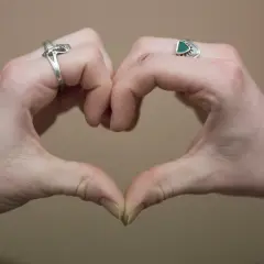 Deux mains forment un cœur, symbole d'amour et d'affection. La signification du cœur avec les mains est universelle.