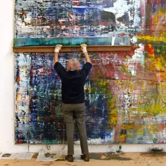 Gerhard Richter utilise une raclette sur une toile abstraite aux couleurs vives.
