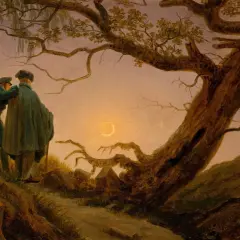 Friedrich peinture : deux hommes contemplent un croissant de lune au-dessus d'un paysage boisé, sous un grand chêne.