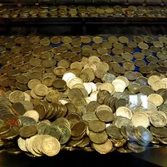 Un tas de pièces d'or, un véritable pactole, s'entassent dans une machine à sous, promettant fortune et gloire.