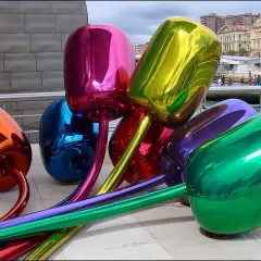 Un bouquet de tulipes géantes et brillantes, dans le style de la fleur takashi murakami, reflète le ciel et les bâtiments.