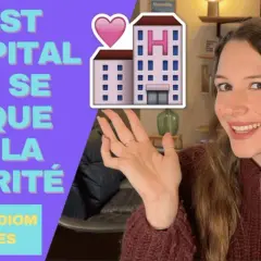 Une femme souriante présente l'expression "C'est l'hôpital qui se moque de la charité", illustrée par un emoji d'hôpital.