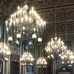 Lustres imposants illuminent une salle ornée d'une fresque monumentale. Ça fait des lustres que ce décor somptueux n'a pas été vu.