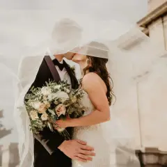 Un baiser tendre sous le voile, un mariage qui défie le temps. L'expression "mariage plus vieux" prend tout son sens.
