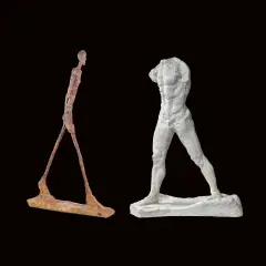 Deux sculptures de Giacometti : un homme fin et rouillé marchant, et un torse blanc plus massif.