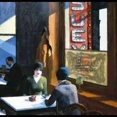 Scène nocturne dans un café, typique du style de peinture d'Edward Hopper. Trois personnes sont assises à des tables, baignées par la lumière artificielle.