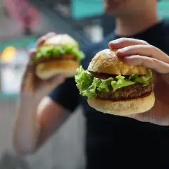 Deux burgers appétissants, prêts à être dégustés. La dalle def, un délice pour les yeux et les papilles.