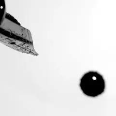 Plume d'une plume d'encre ornée, prête à écrire. Une goutte d'encre tombe, faisant se faire un sang d'encre pour le résultat.
