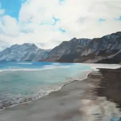 Une marine peinture d'une plage de sable sombre, avec des vagues bleues claires et des falaises rocheuses imposantes sous un ciel nuageux.