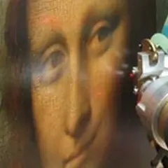 Un appareil laser restaure le sfumato, cette technique de peinture douce et vaporeuse, sur le visage d'une œuvre d'art.