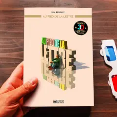 Livre "Au pied de la lettre", avec un homme assis sur des lettres 3D. Un synonyme de "au pied de la lettre" est "littéralement". Lunettes 3D incluses.
