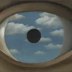 Une peinture surréaliste où un œil reflète un ciel bleu avec des nuages et une sphère noire.