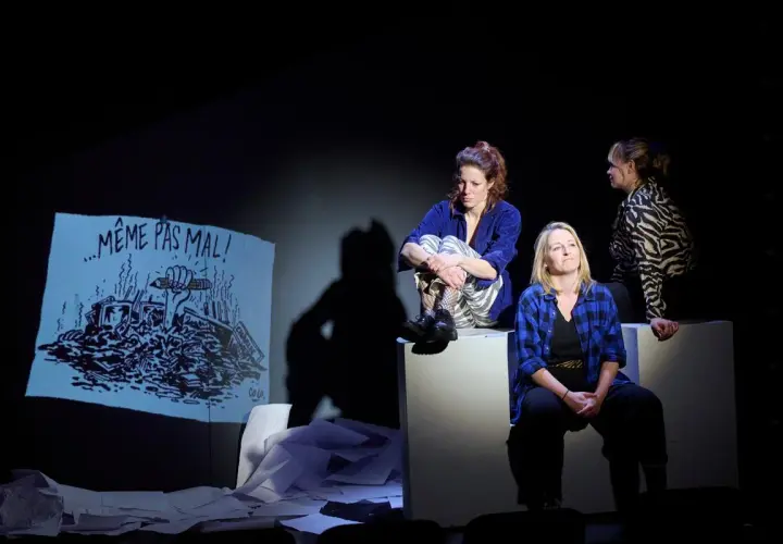 Trois femmes sur scène, une projection d'un dessin "Même pas mal !" dessiner à partir d'une photo.