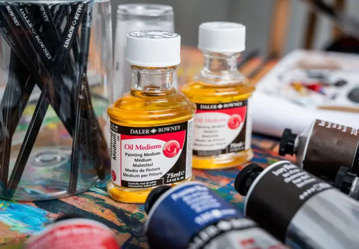 Pinceaux et flacons d'huile médium Daler Rowney sur une palette colorée. Pour commencer une peinture, on peut choisir de travailler le clair ou le foncé.