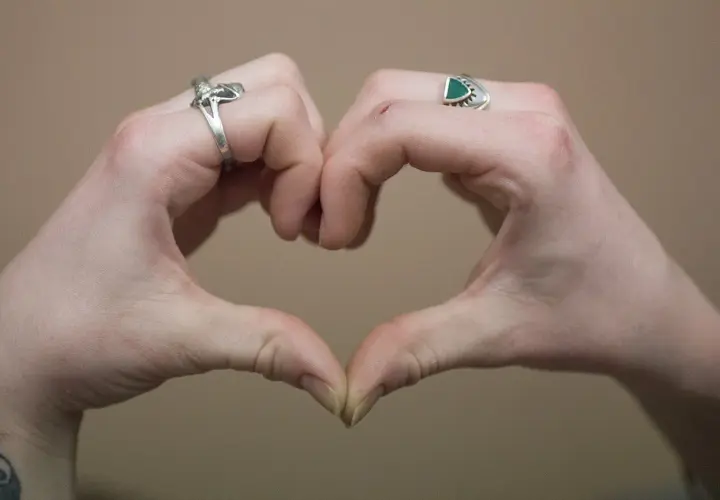 Deux mains forment un cœur, symbole d'amour et d'affection. La signification du cœur avec les mains est universelle.