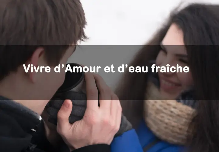 Un couple partage un moment tendre, buvant dans la même tasse. Ils semblent vivre d'amour et d'eau fraîche, insouciants du froid.