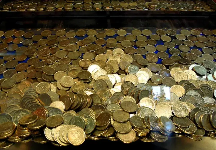 Un tas de pièces d'or, un véritable pactole, s'entassent dans une machine à sous, promettant fortune et gloire.