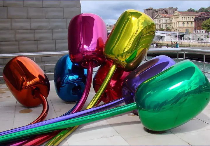 Un bouquet de tulipes géantes et brillantes, dans le style de la fleur takashi murakami, reflète le ciel et les bâtiments.