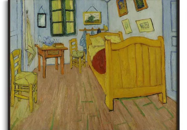 La chambre de Van Gogh, vue en perspective. Un lit jaune vif, des chaises, une table et des tableaux sur les murs bleus.