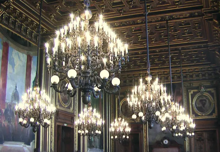 Lustres imposants illuminent une salle ornée d'une fresque monumentale. Ça fait des lustres que ce décor somptueux n'a pas été vu.