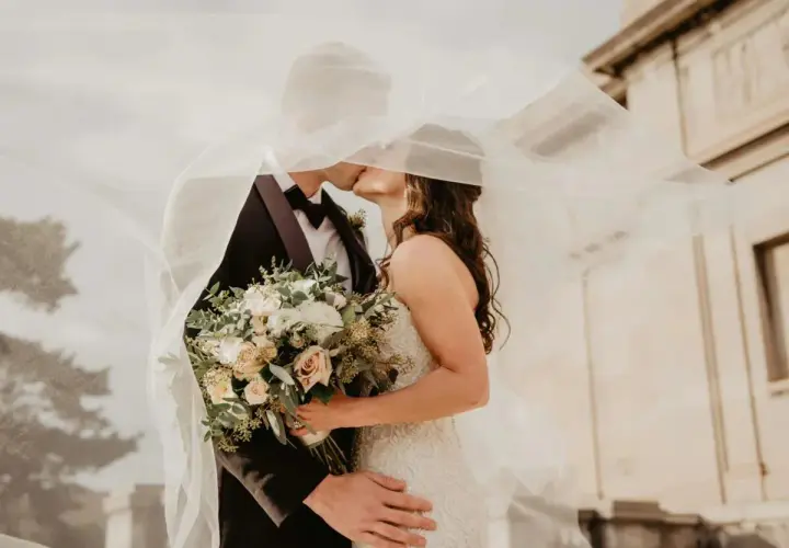 Un baiser tendre sous le voile, un mariage qui défie le temps. L'expression "mariage plus vieux" prend tout son sens.