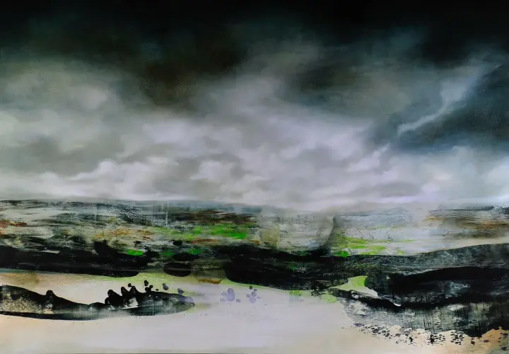 Paysage abstrait sombre, évoquant le vide dans l'art. Nuages menaçants, touches de vert vif sur un sol tourmenté.