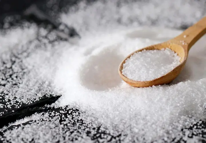 Une cuillère en bois remplie de sel, sur un tas de sel. Il faut toujours prendre les choses avec un grain de sel, surtout quand il s'agit de cuisine !