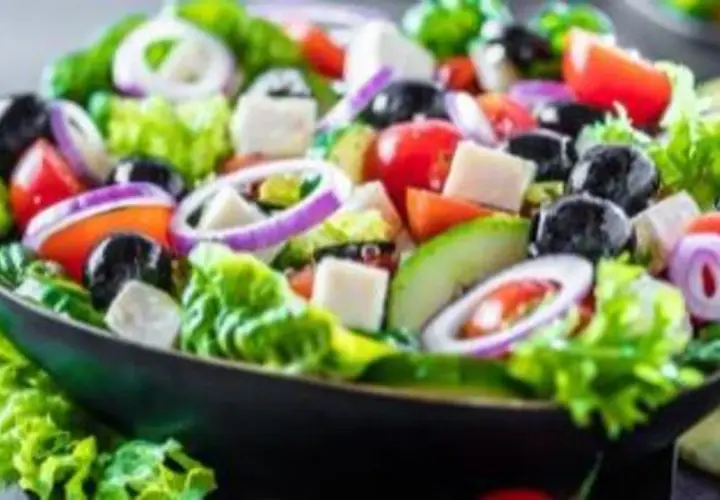 Salade grecque colorée avec feta, olives noires, tomates, oignons rouges et concombre. Un plat qui invite à raconter des salades, avec une origine qui remonte à l'Antiquité.