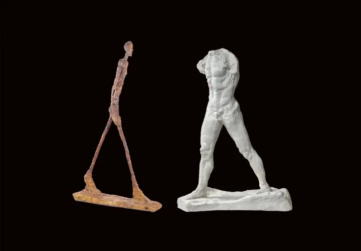 Deux sculptures de Giacometti : un homme fin et rouillé marchant, et un torse blanc plus massif.
