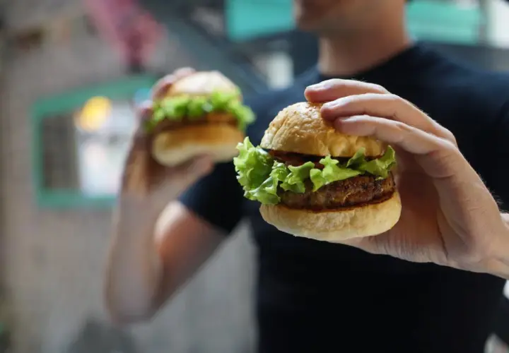 Deux burgers appétissants, prêts à être dégustés. La dalle def, un délice pour les yeux et les papilles.