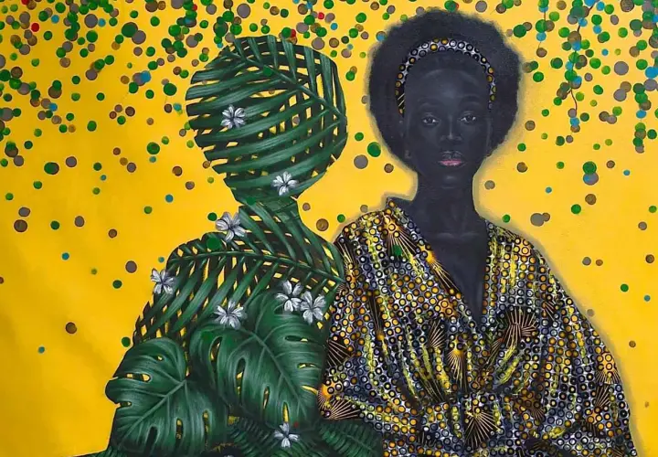 Une œuvre d'art contemporain africain vibrante : une femme au regard intense, son double végétal se fondant dans un fond jaune festif.
