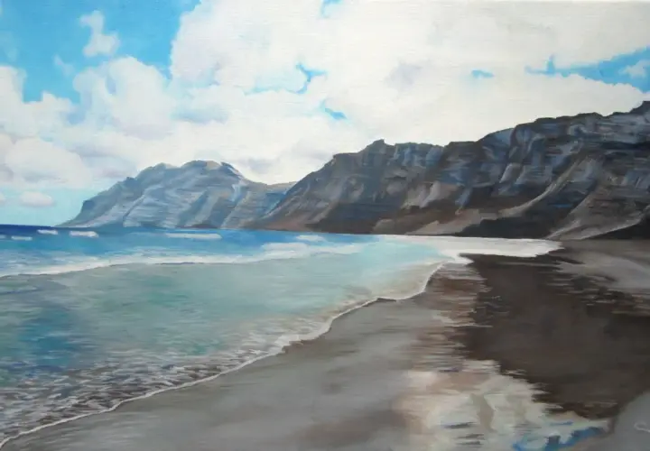 Une marine peinture d'une plage de sable sombre, avec des vagues bleues claires et des falaises rocheuses imposantes sous un ciel nuageux.