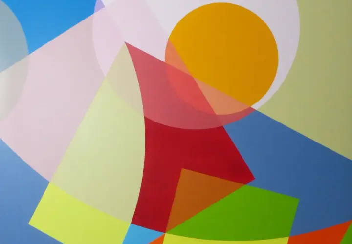 Un aplat de couleur exemple, avec des formes géométriques et des cercles translucides dans des tons vifs comme le rouge, l'orange, le jaune et le vert.