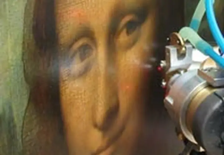 Un appareil laser restaure le sfumato, cette technique de peinture douce et vaporeuse, sur le visage d'une œuvre d'art.
