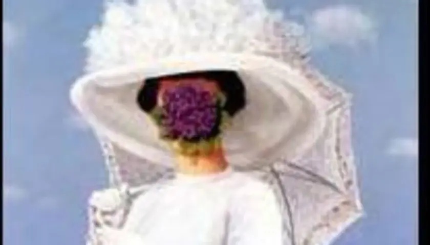 Une femme au chapeau blanc, visage caché par des fleurs, dans une œuvre de René Magritte.