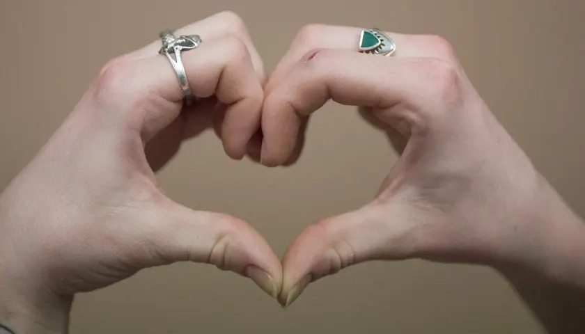 Deux mains forment un cœur, symbole d'amour et d'affection. La signification du cœur avec les mains est universelle.
