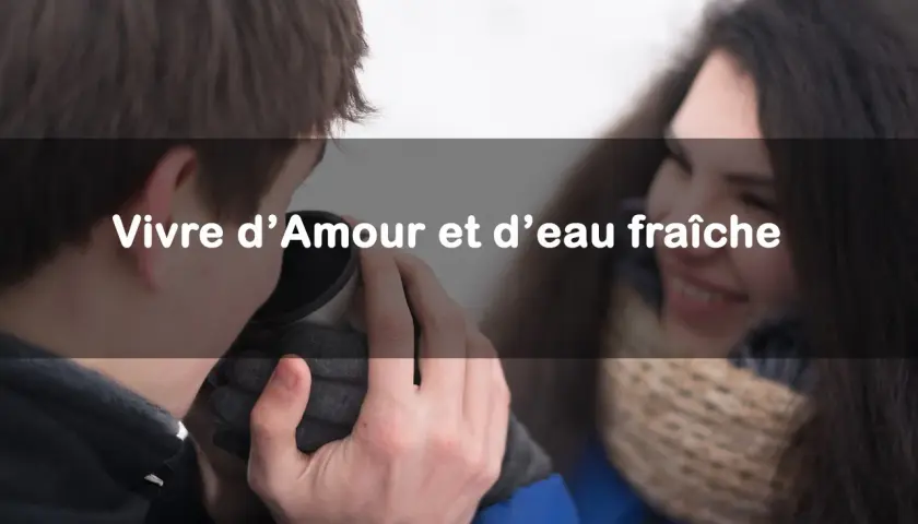 Un couple partage un moment tendre, buvant dans la même tasse. Ils semblent vivre d'amour et d'eau fraîche, insouciants du froid.