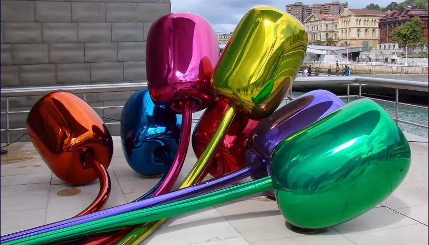 Un bouquet de tulipes géantes et brillantes, dans le style de la fleur takashi murakami, reflète le ciel et les bâtiments.