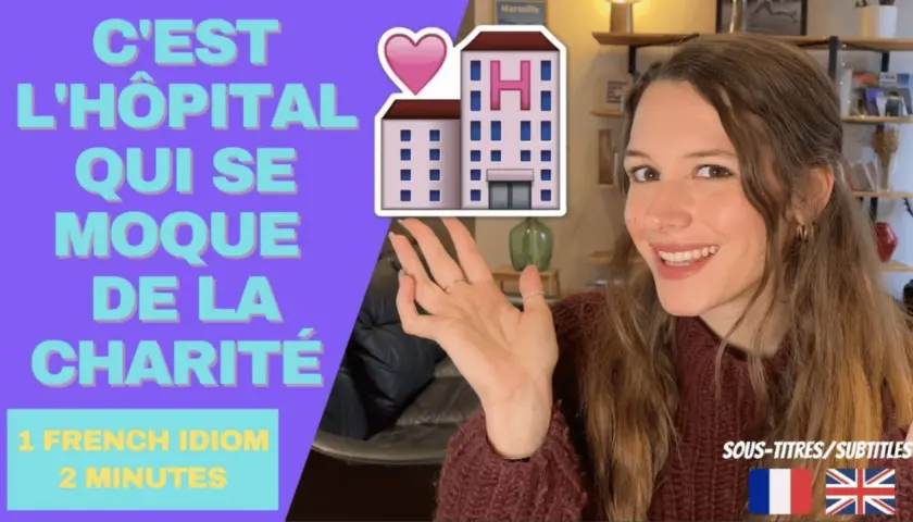 Une femme souriante présente l'expression "C'est l'hôpital qui se moque de la charité", illustrée par un emoji d'hôpital.