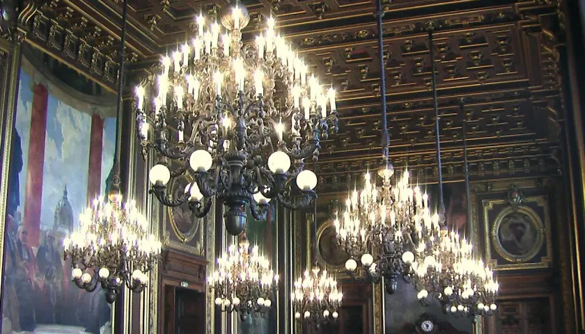 Lustres imposants illuminent une salle ornée d'une fresque monumentale. Ça fait des lustres que ce décor somptueux n'a pas été vu.