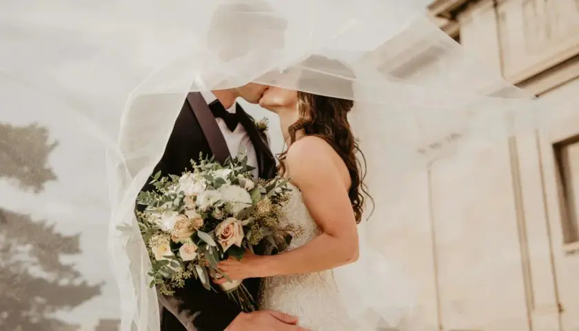 Un baiser tendre sous le voile, un mariage qui défie le temps. L'expression "mariage plus vieux" prend tout son sens.