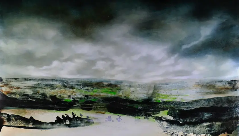 Paysage abstrait sombre, évoquant le vide dans l'art. Nuages menaçants, touches de vert vif sur un sol tourmenté.