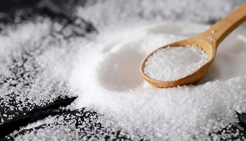Une cuillère en bois remplie de sel, sur un tas de sel. Il faut toujours prendre les choses avec un grain de sel, surtout quand il s'agit de cuisine !
