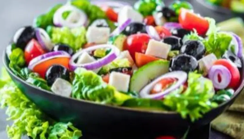 Salade grecque colorée avec feta, olives noires, tomates, oignons rouges et concombre. Un plat qui invite à raconter des salades, avec une origine qui remonte à l'Antiquité.