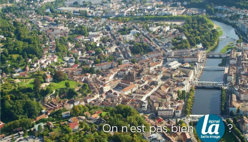Vue aérienne d'Épinal, ville traversée par une rivière et ses ponts. Une belle image qui invite à la contemplation.