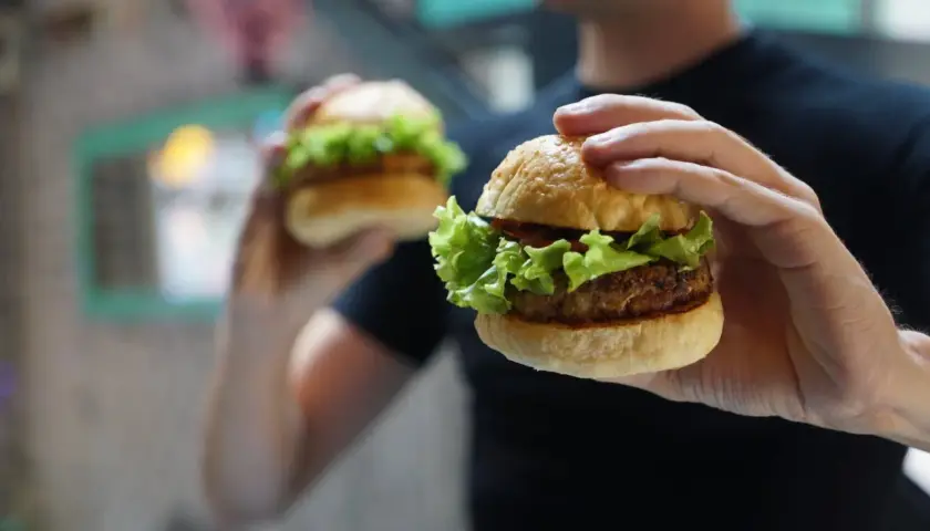 Deux burgers appétissants, prêts à être dégustés. La dalle def, un délice pour les yeux et les papilles.