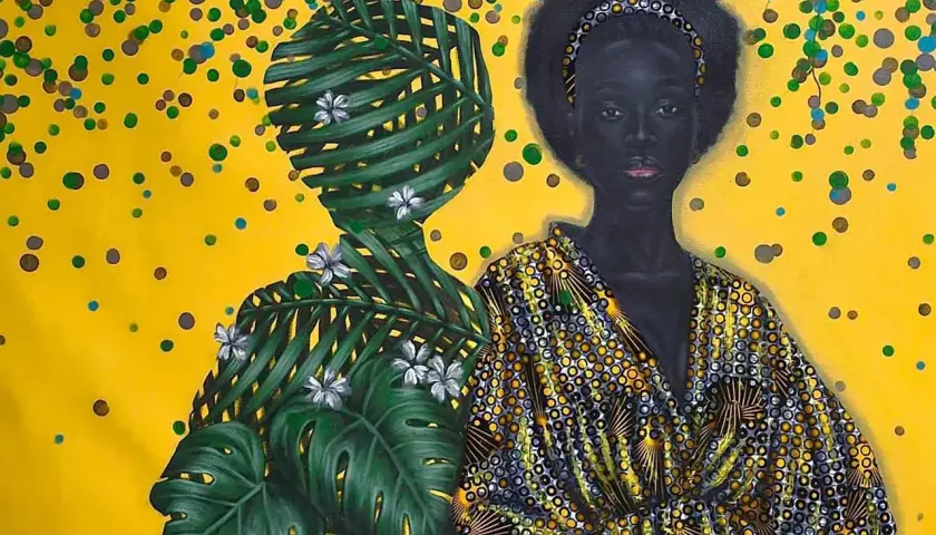Une œuvre d'art contemporain africain vibrante : une femme au regard intense, son double végétal se fondant dans un fond jaune festif.